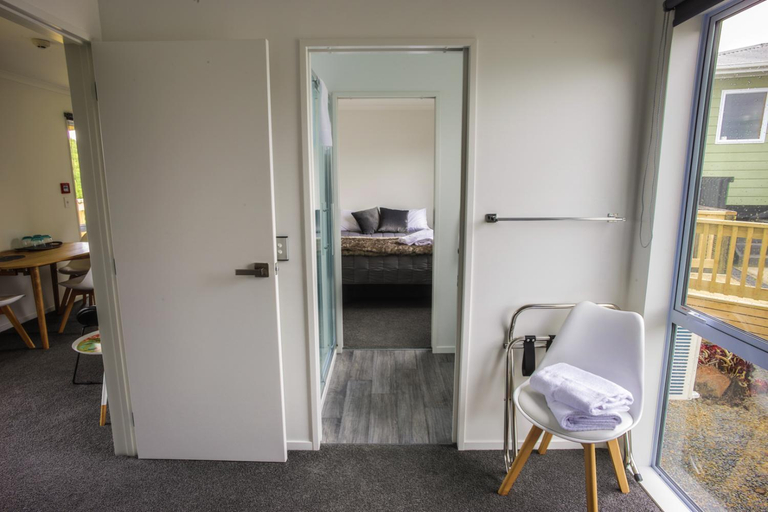Bedroom 2, Nugget View Kaka Point Motels, Clutha