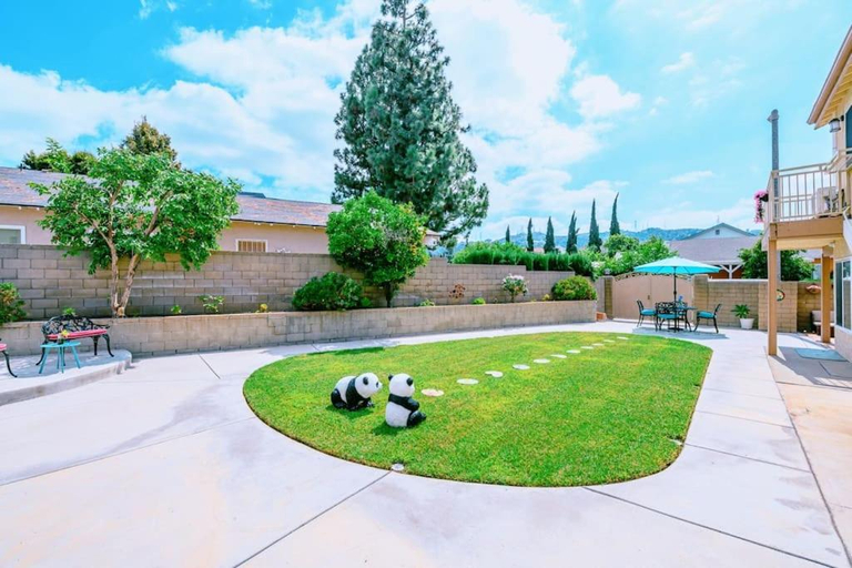LA Sunny House beautiful yard 7 rooms 4 bathrooms Near Disneyland & Hollywood & Downtown, Los Angeles