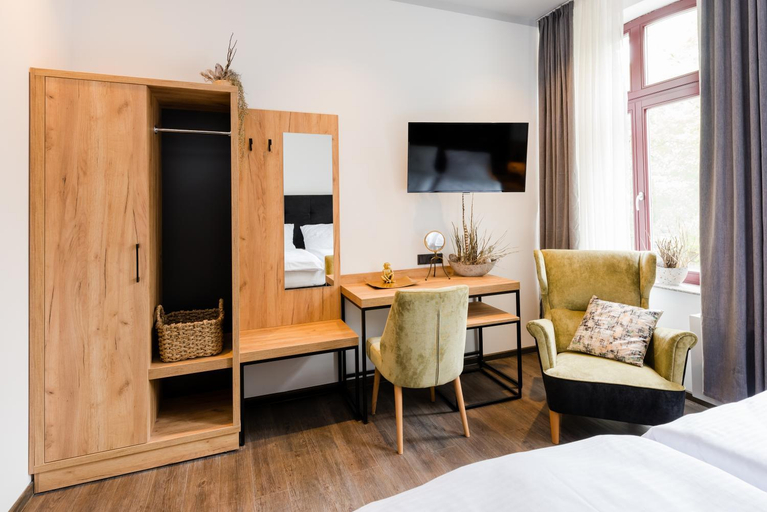 Bedroom 2, 360 Grad Hotel & Bar, Leer