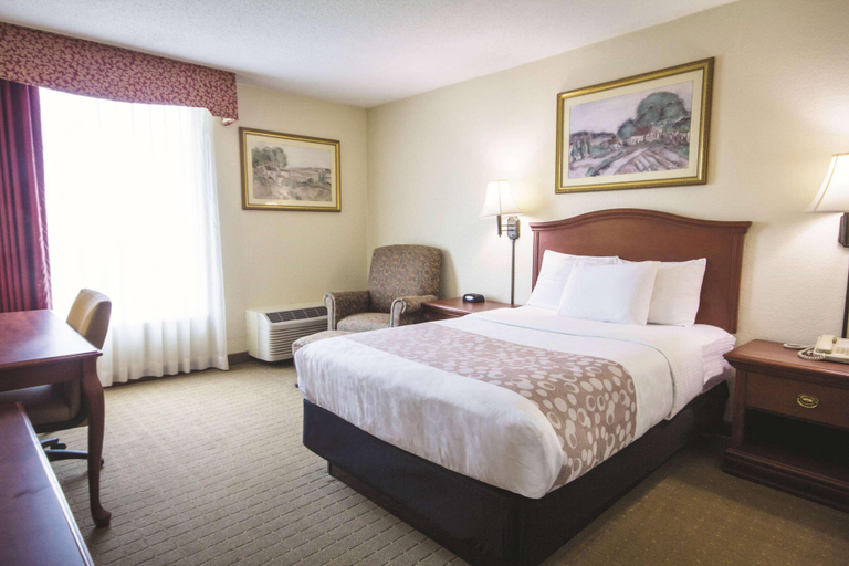 Bedroom, La Quinta Inn Suites Downtown Conference Center, Pulaski