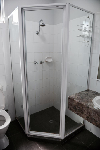 Bathroom 2, The Emperors Crown Hostel, Perth