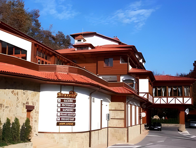 Exterior & Views