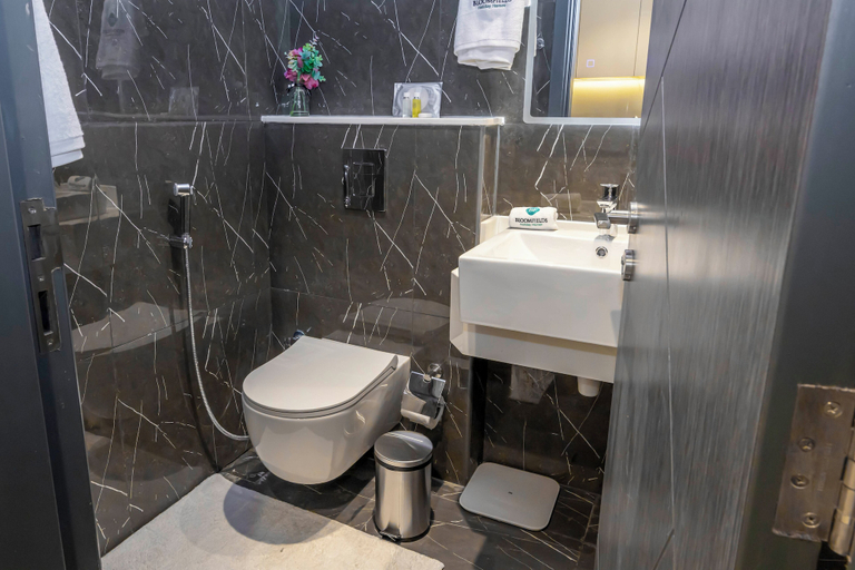 Bathroom, Bloomfield Luxury Studio Samana Golf, Dubai