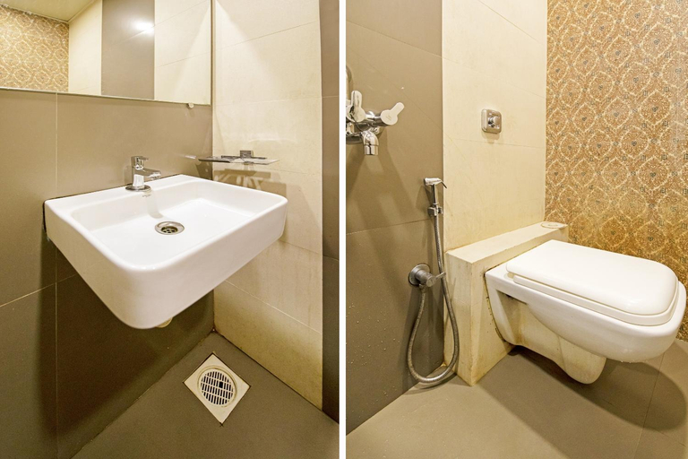 Bathroom 4, Hotel Royce Executive, Near US Consulate, Mumbai Suburban