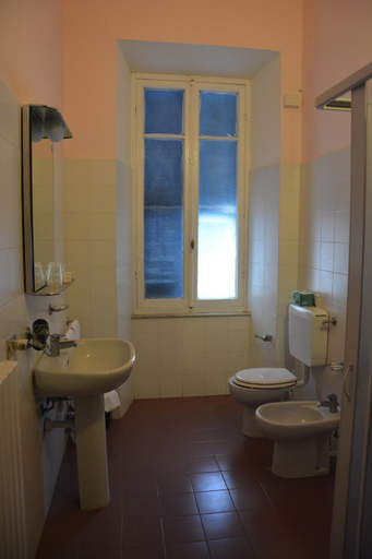 Bedroom 5, Hotel Alfieri, Savona