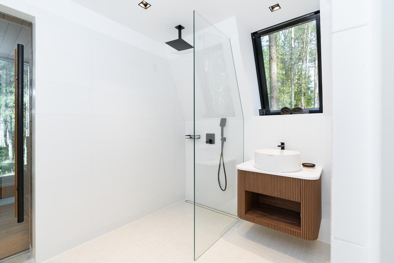 Bathroom 2, Kuuse elamusmajad, Anija