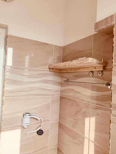 Bathroom 4, Family Tree -Water available - SELF check in 24-7, Kavajës