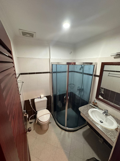 Bathroom 4, LanXang Korea Hotel, Vientiane