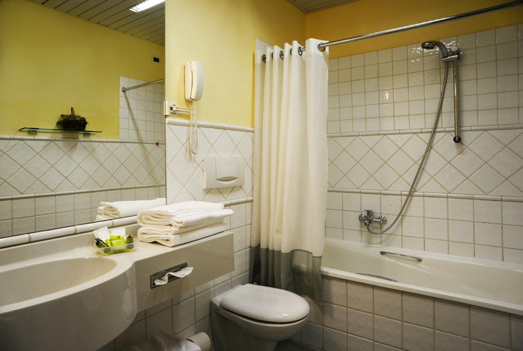 Bathroom 2, Colombia, Trieste