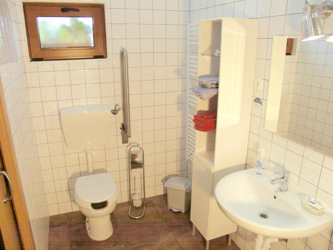 Bathroom 5, Albergue San Bruno, Palencia