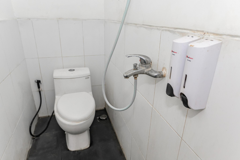 Bathroom 2, OYO 93584 RukotelNearICE BSD, Tangerang