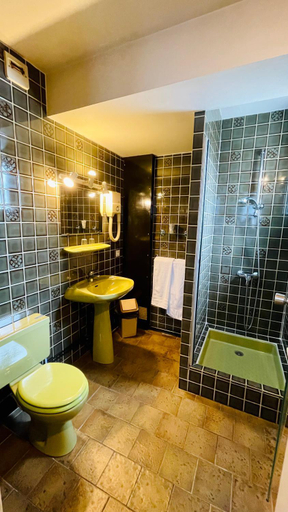 Bathroom 3, Hotel le cygne, Seine-Maritime