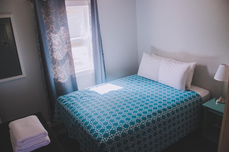 Bedroom 2, Hidden Acres Cottages, Queens