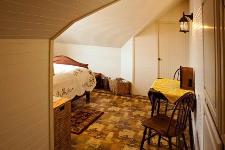 Bedroom 2, Hydrangea Inn, Humboldt