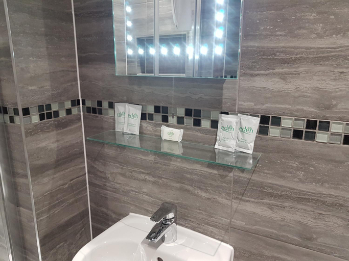 Bathroom 3, The Glebe Hotel, Sefton
