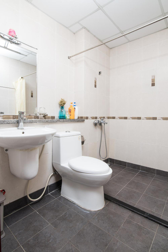 Bathroom 5, Sky Center Hostel, District 1