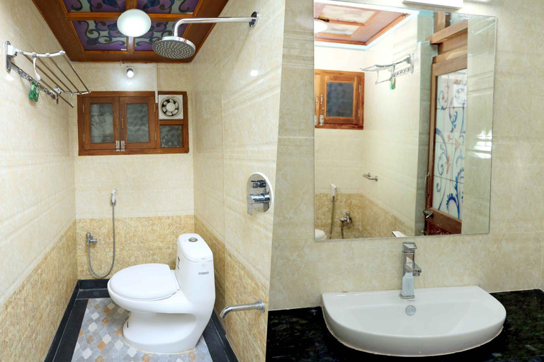 Bathroom 16