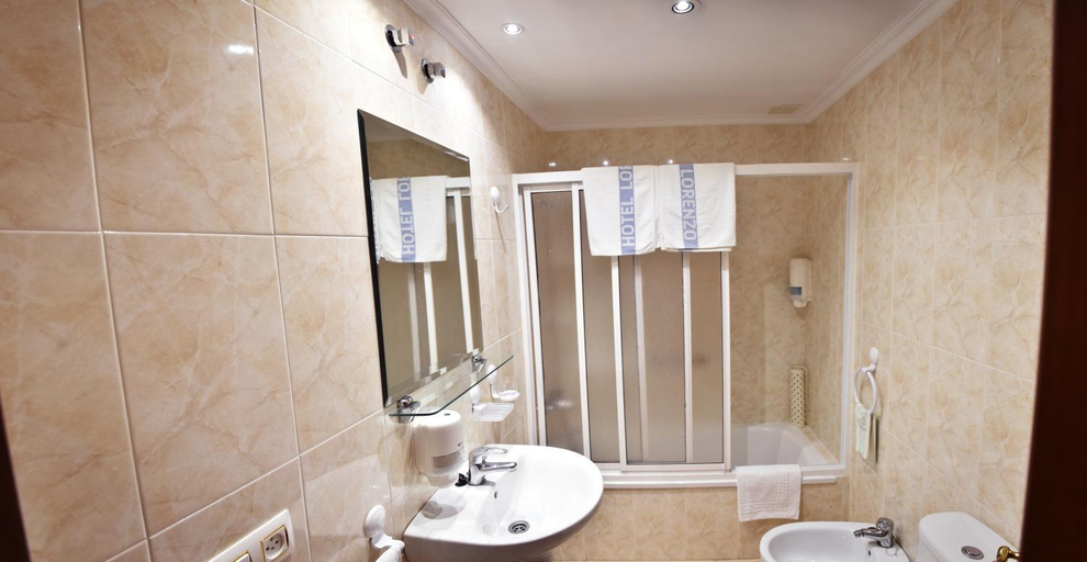 Bathroom 5, HOTEL LORENZO, Ourense