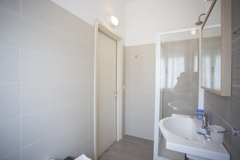 Bathroom 4, Tiberius, Rimini