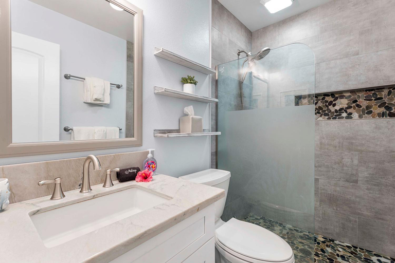 Bathroom 3, Kona Isle D23, Hawaii