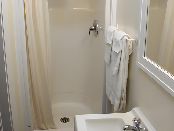 Bathroom 4, Hawberry Motel, Manitoulin