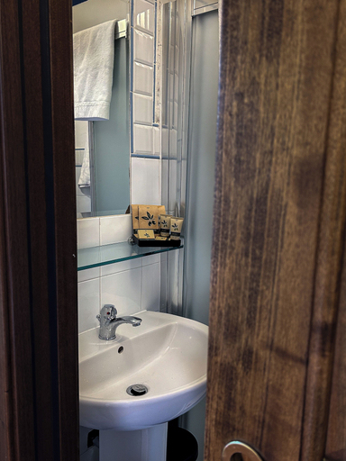 Bathroom 4, Villa Mucellena, Siena