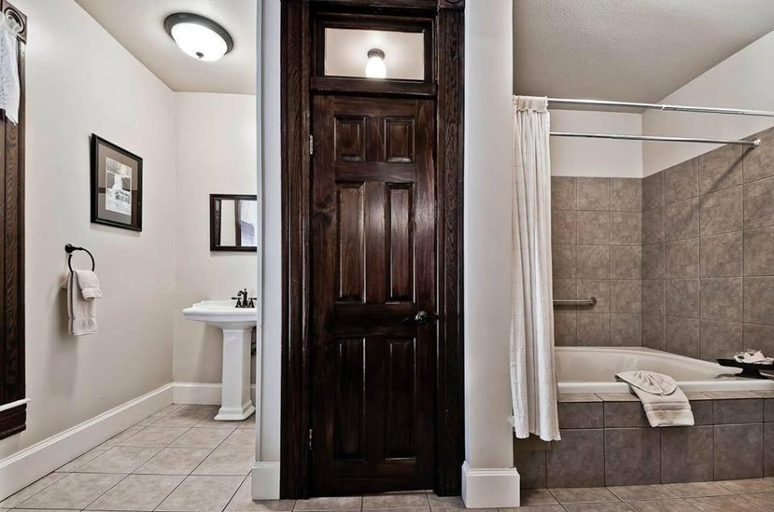 Bathroom, New Orleans Hotel Eureka Springs, Carroll