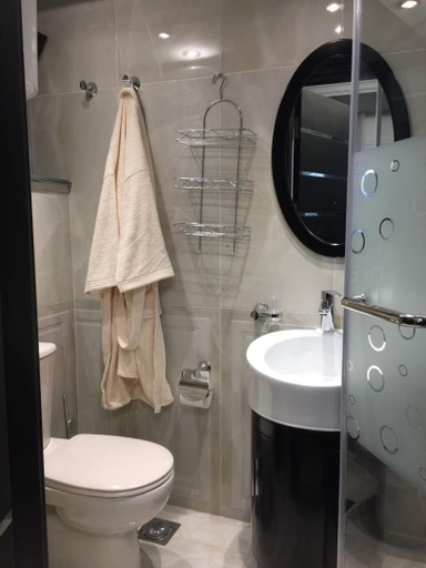 Bathroom 2, Luxury Mohandeseen Apartment, Al-'Ajuzah