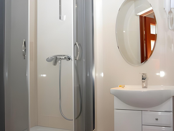Bathroom 2, Hotel Skarpa, Sejny