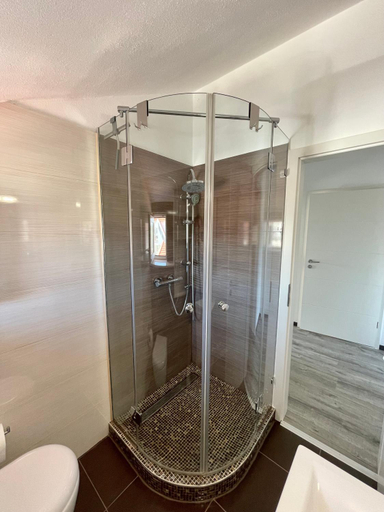 Shower 3, La Mare, Vodice
