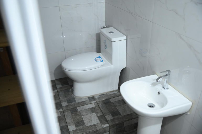 Bathroom 2, GRIN MCFLY INTERNATIONAL BEACHFRONT GUEST HOUSE, Caoayan