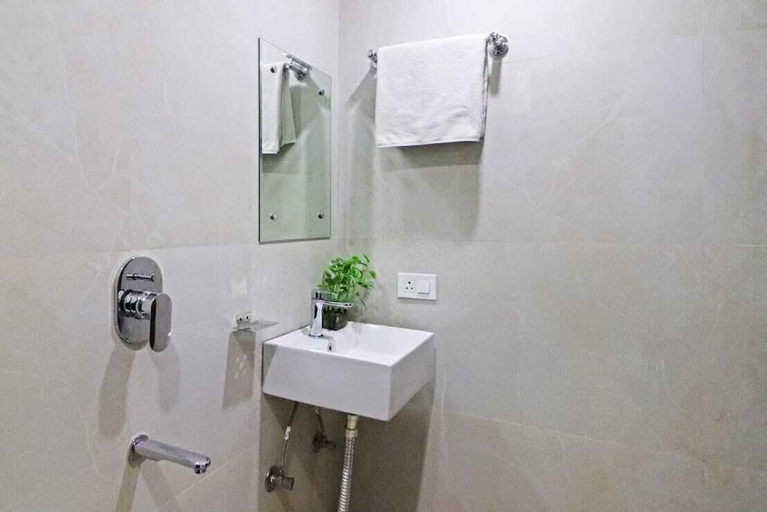 Bathroom 3, Hotel Vijaydeep Place Near Delhi Airport, Delhi