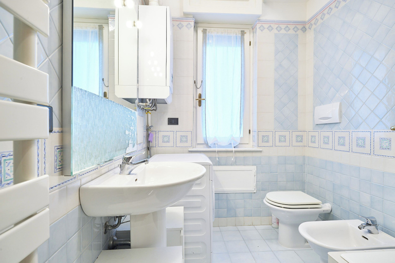 Bathroom 2, Acquamarina, Savona
