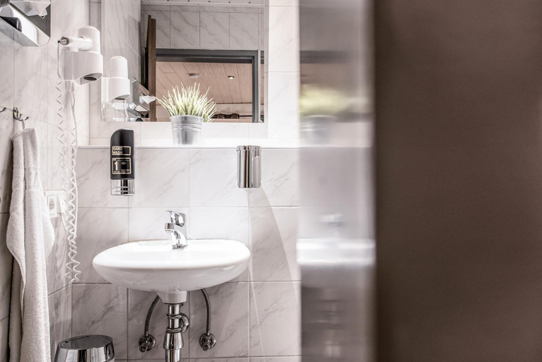 Bathroom 3, Hotel Ehranger Hof, Trier