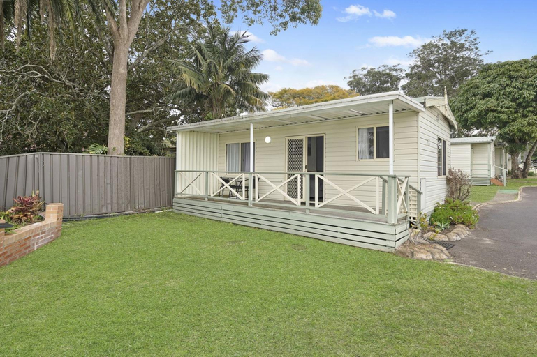 Paradise Palms Caravan Park, Lake Macquarie - West
