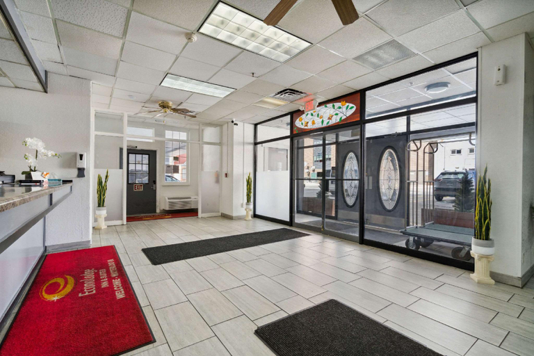 Public Area 2, Econo Lodge Inn & Suites Waterloo Downtown, Black Hawk