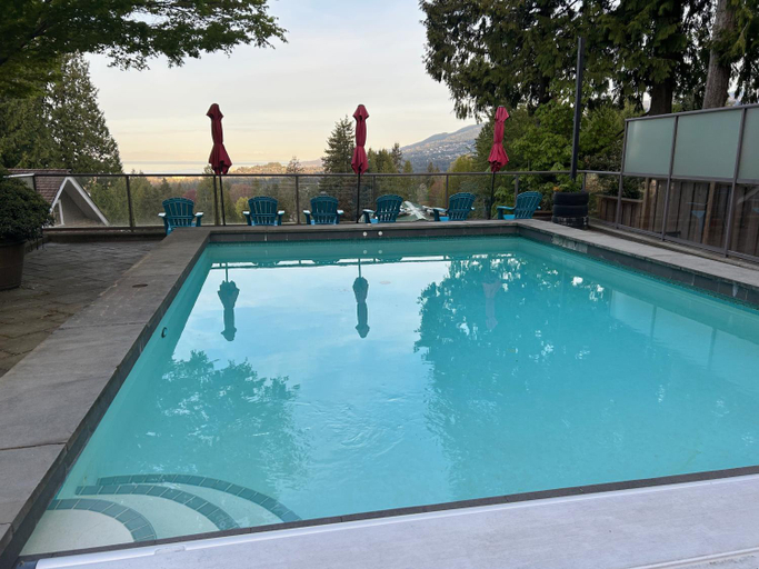 Others 2, Grouse Cheerful large private bedroom, bath, shared deck, pool, hot tub, Greater Vancouver