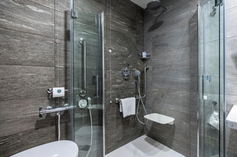 Bathroom 13