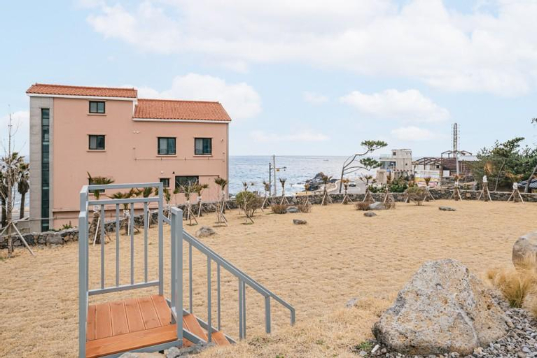 Jeju Ttosiae Whirlpool Villa, Jeju