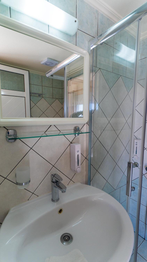 Bathroom 2, Oriental Bay, Crete