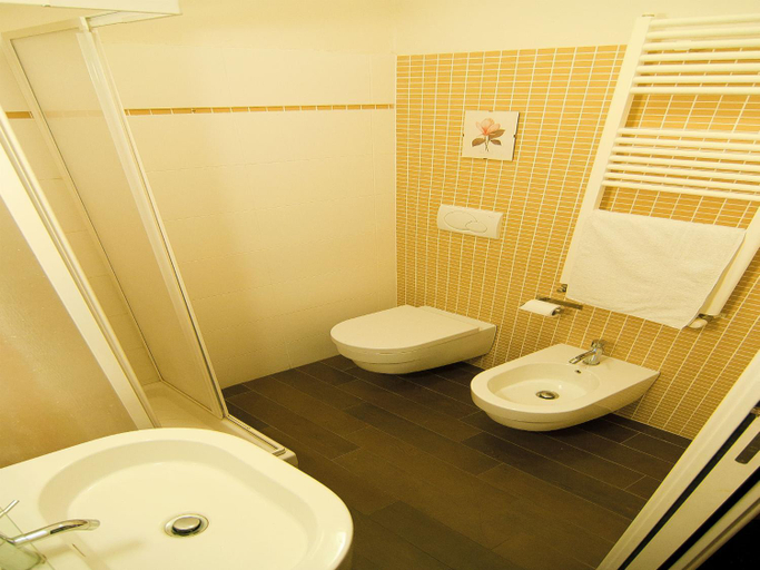 Bathroom 4, Casa Billi, Florence