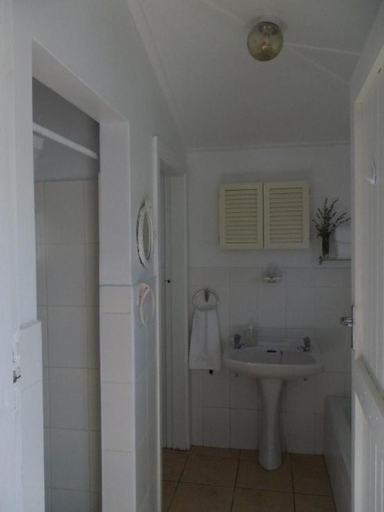 Bathroom 4, Breeze Inn Guesthouse, Buffalo City