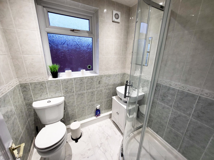 Bathroom 2, Comfortable Stay - Ivor St, Rochdale