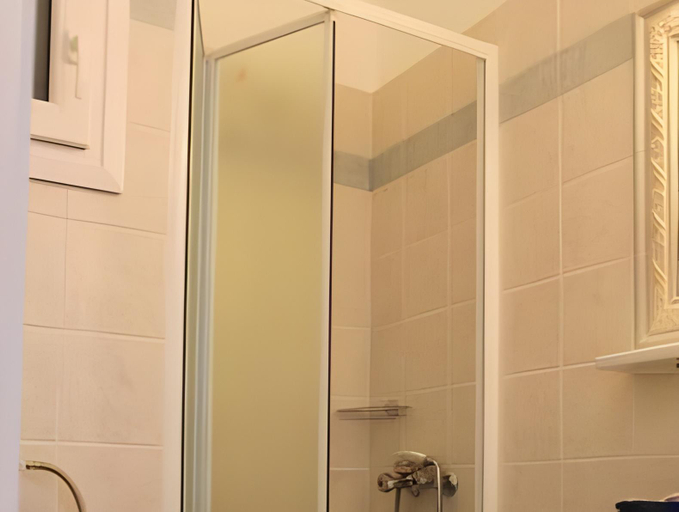 Bathroom 2, Akrogiali, South Aegean