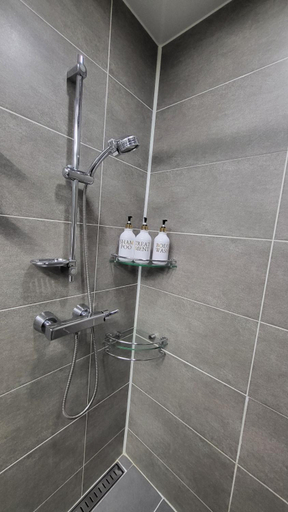 Bathroom 2, Orange House, Haeundae