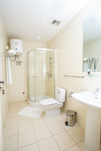 Bathroom 4, Doritis Guest House Maculusso, Ingombota