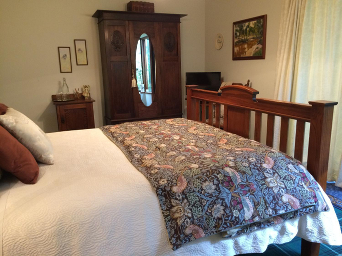 Bedroom 2, Whispering Pines Bed and Breakfast, Collie