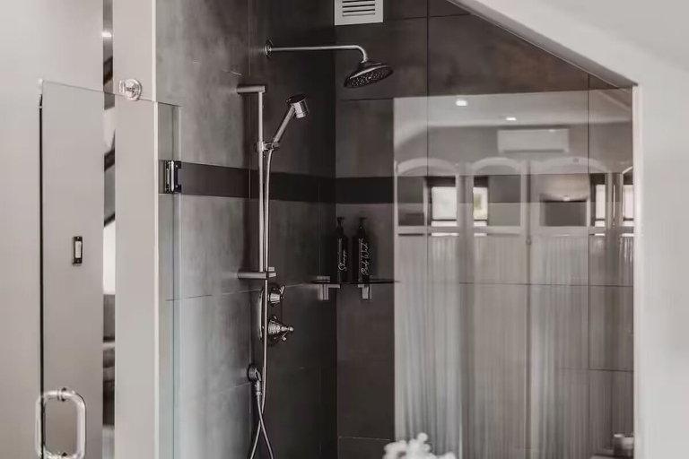 Bathroom 3, The British Hotel, Communauté-Urbaine-de-l'Outaouais