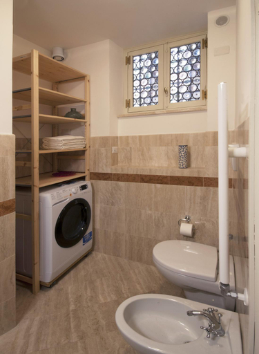 Bathroom 3, Campitelli Fascinating 6pax Apartment, Rome