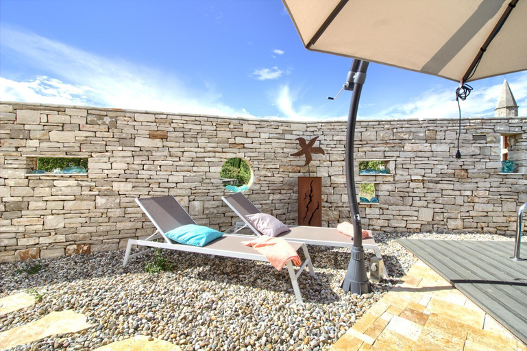 Garden 2, Charming villa Darte with private pool near Rovinj, extra pool heating available, Kanfanar